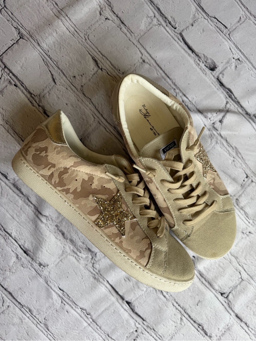 Vintage Havana Bianca Light Camo Multi Size 10 Cute Sneakers  Gold Sparkle Star